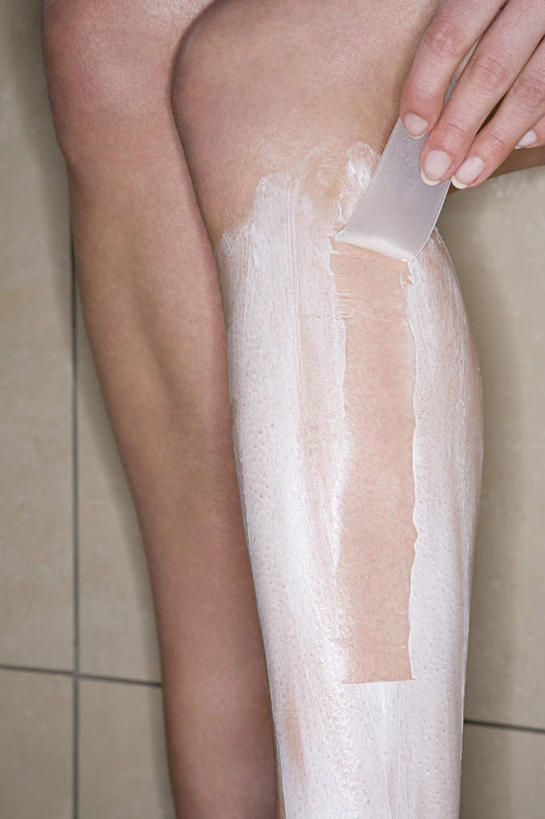 手,腿部,腿,一个人,坐,竖图,室内,特写,白天,正面,卫生间,浴室,仅一个年轻女性,仅一个女性,仅一个人,握,阴影,反射,影子,拿,药膏,拿着,白色,刷子,手部,握着,单手,沐浴刷,清洁用具,洗浴用具,年轻女性,女人,女性,淋浴房,坐着,半身,彩图,冲凉房,沐浴间,沐浴室