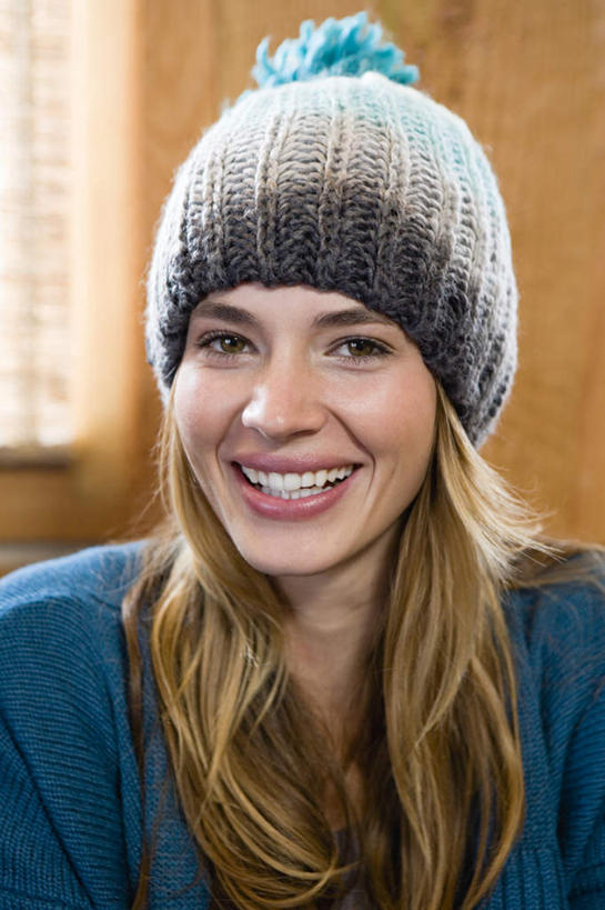 西方人,脸,头,脸颊,头发,一个人,家,木屋,站,笑,微笑,露齿笑,竖图,室内,特写,白天,正面,毛衣,帽子,欧洲,欧洲人,仅一个年轻女性,仅一个女性,仅一个人,朦胧,模糊,墙,注视,肩膀,墙壁,墙面,住宅,蓝色,观察,看,站着,金色,观看,察看,关注,一顶,棉帽,年轻女性,女人,女性,白种人,头部,长发,卷发,脸部,脸蛋,面部,站立,半身,彩图,绒衣,套衫,套头毛衣,线衣,茅舍,茅屋,棚屋,小木屋,小屋