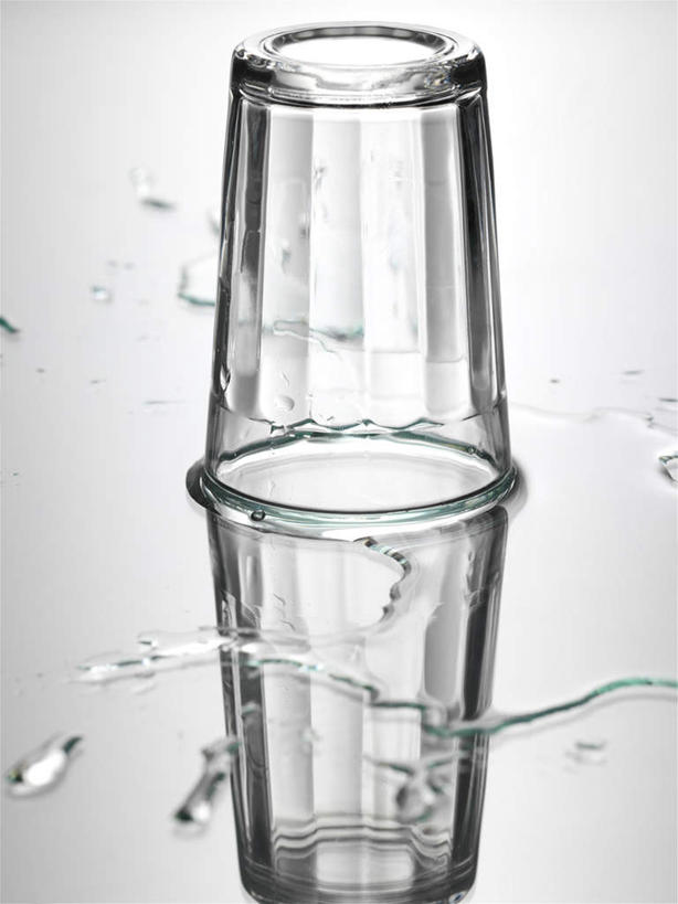 无人,竖图,俯视,室内,特写,白天,白色背景,水,杯子,阴影,飞溅,溅,反射,液体,影子,水滴,饮用水,玻璃制品,水珠,一个,水杯,矿泉水,摄影,影棚,单个,倾泻,倾注,喷洒,蒸馏水,泼洒,玻璃杯,彩图,高角度拍摄,影棚拍摄,拍摄