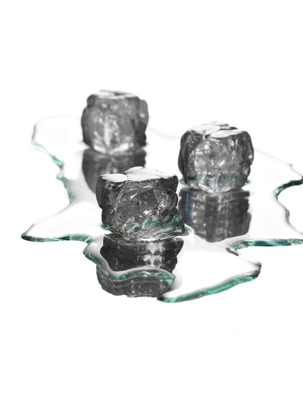 无人,竖图,俯视,室内,特写,白天,白色背景,纯洁,水,三块,阴影,融化,反射,液体,影子,冰,冰块,饮用水,冷冻,矿泉水,寒冷,摄影,影棚,冷藏,冰冷,蒸馏水,纯真,熔化,纯净,纯粹,保鲜,贞洁,溶化,熔解,消溶,圣洁,彩图,高角度拍摄,影棚拍摄,拍摄