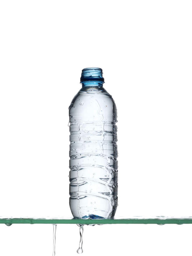 无人,竖图,室内,特写,白天,白色背景,正面,水,阴影,飞溅,溅,反射,液体,影子,水滴,饮用水,水珠,一个,瓶子,塑料制品,矿泉水,塑料瓶,摄影,影棚,单个,一瓶,喷洒,溢出,蒸馏水,彩图,影棚拍摄,拍摄