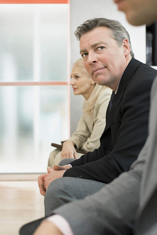 西方人,三个人,伙伴,朋友,商务人士,商务男性,商务女性,坐,竖图,室内,白天,侧面,衬衫,友谊,合作,团队,门,欧洲,欧洲人,一排,套装,整齐,墙,领带,注视,墙壁,墙面,排列,门框,观察,看,战略,观看,察看,象征,庄重,忧愁,忧虑,队列,关注,商务装,身份,工薪阶层,联合,合谋,正式,地位,担心,配合,协作,男人,男性,女人,女性,中年男性,中年女性,白种人,白领,上班族,坐着,半身,彩图,衬衣