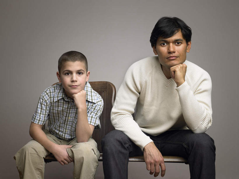 西方人,儿童,中年人,两个人,家庭,父亲,儿子,坐,横图,室内,白天,正面,纯洁,椅子,欧洲,欧洲人,撑,灰色背景,服装,托腮,注视,休闲装,小孩,衣服,观察,看,托,休闲,温暖,温馨,父子,一家人,休闲服,父爱,可爱,童年,童趣,摄影,服饰,影棚,观看,和睦,察看,关注,托下巴,童真,烂漫,无邪,天真,男孩,男人,男性,中年男性,白种人,孩子,坐着,半身,彩图,影棚拍摄,拍摄,融洽,男生