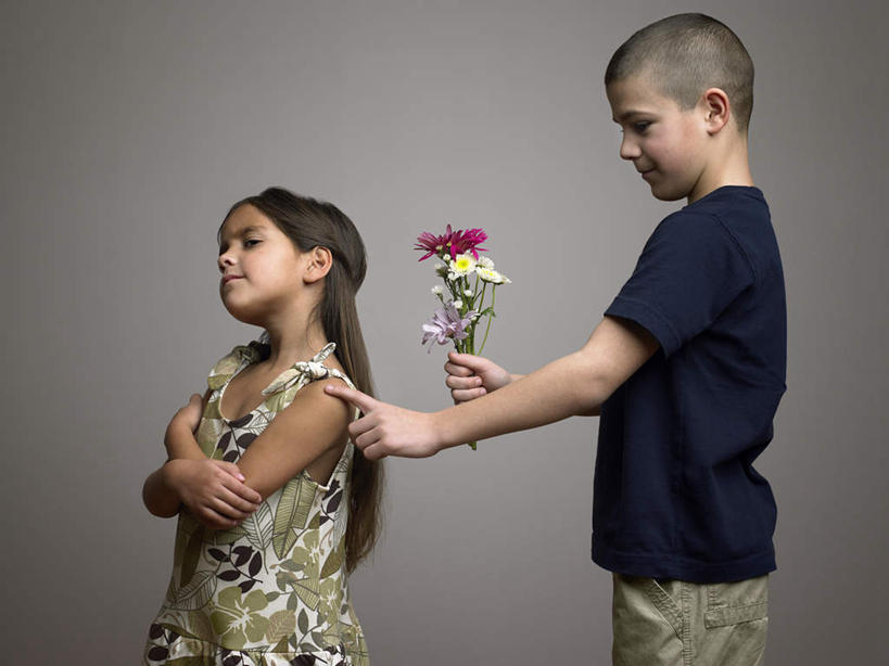 西方人,儿童,两个人,家庭,双手交叉,横图,室内,白天,侧面,裙子,纯洁,欧洲,欧洲人,灰色背景,连衣裙,服装,生气,盛开,花蕾,注视,休闲装,花,花瓣,花朵,鲜花,一朵,小孩,衣服,花苞,花蕊,观察,看,休闲,温暖,温馨,一家人,休闲服,可爱,童年,童趣,搭,摄影,服饰,影棚,观看,安慰,和睦,察看,双手抱胸,抚慰,慰藉,气愤,搭着,关注,童真,烂漫,无邪,负气,怄气,劝慰,天真,男孩,男人,男性,女孩,女人,女性,白种人,半身,彩图,影棚拍摄,拍摄,融洽,男生,女生