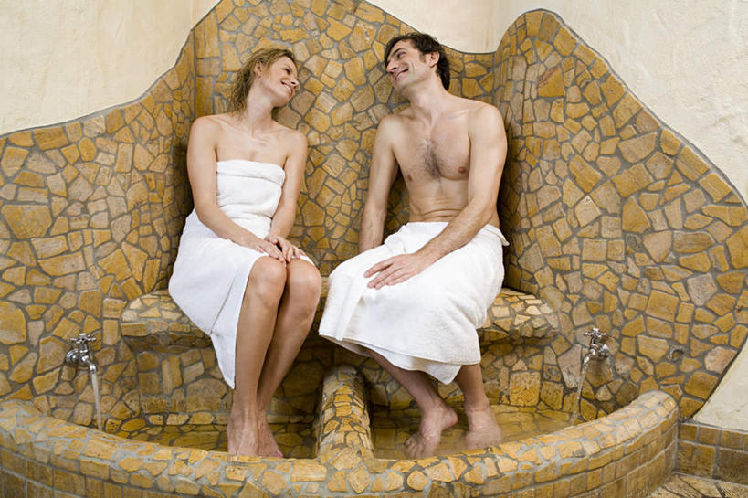 西方人,两个人,坐,笑,微笑,露齿笑,横图,室内,白天,正面,浴袍,爱情,石头,欧洲,欧洲人,石子,墙,浪漫,光脚,干净,洗脚,相视,墙壁,墙面,白色,清洁,享受,健康,温暖,温馨,面对面,赤脚,恩爱,放松,保健,足浴,恋人,对视,和睦,卫生,桑拿,相对,相看,芬兰浴,三温暖,桑拿浴,男人,男性,女人,女性,中年男性,中年女性,白种人,情侣,石块,岩石,清洗,坐着,彩图,全身,汤帷子,浴衣,伴侣,融洽