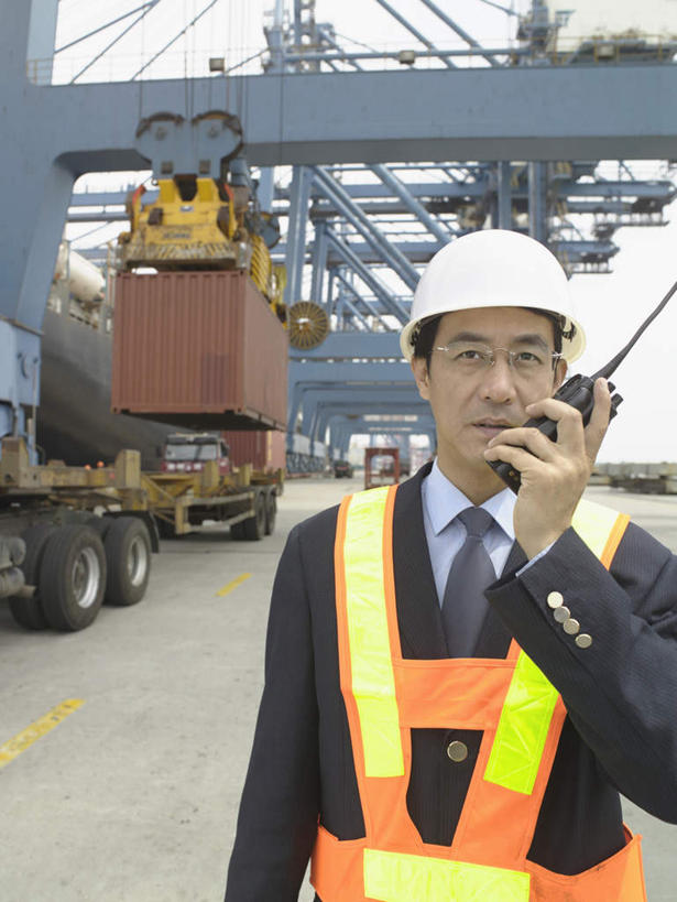 东方人,一个人,商务人士,商务男性,站,说,竖图,室外,白天,正面,工作服,衬衫,制服,通讯,卡车,帽子,亚洲,仅一个男性,仅一个人,仅一个中年男性,一辆,吊挂,握,悬挂,套装,朦胧,模糊,头盔,集装箱,挂,拿,移动,拿着,注视,黄种人,设备,通讯设备,货柜,施工,一个,天空,安全帽,箱子,天,观察,看,站着,机械,起重机,龙门吊,握着,运输,通信,集装箱车,晴朗,单个,观看,货车,对讲机,工程,察看,关注,商务装,装卸,货运车,工薪阶层,物流,万里无云,工作制服,门式起重机,桥式起重机,交流,男人,男性,中年男性,亚洲人,白领,上班族,晴空,晴空万里,载重汽车,沟通,讲话,交谈,说话,谈话,通话,站立,半身,彩图,衬衣,工作套服