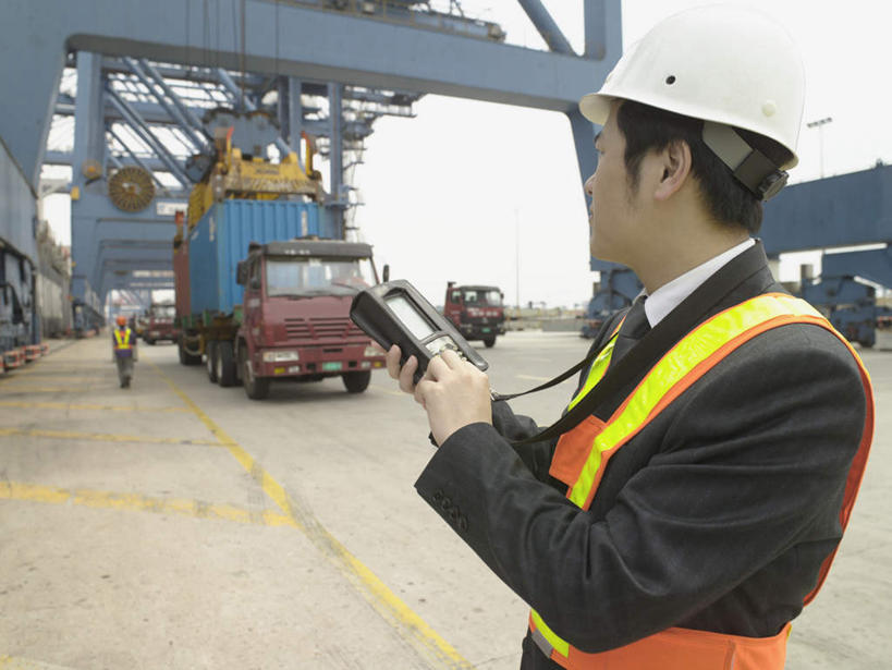 东方人,一个人,商务人士,商务男性,码头,站,横图,室外,白天,侧面,衬衫,商务,安全,科技,港口,卡车,帽子,亚洲,仅一个男性,仅一个人,仅一个中年男性,握,套装,科学,头盔,防护,集装箱,拿,拿着,扭头,注视,黄种人,安全帽,交通工具,观察,记录,看,站着,转头,便捷,联络,握着,通信,集装箱车,观看,保护,货车,掌上电脑,察看,科学技术,关注,载具,保险,液晶,商务装,货运车,工薪阶层,PDA掌上电脑,个人数字助理,轻巧,保全,周全,安稳,安定,平安,男人,男性,中年男性,亚洲人,白领,上班族,载重汽车,站立,半身,彩图,衬衣,办公,摆渡口,埠头,渡口,渡头,港湾,海港,货运码头,口岸,商港