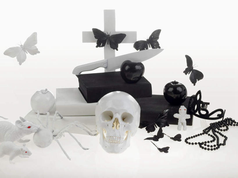 颅骨,无人,横图,室内,特写,白天,白色背景,正面,蝴蝶,苹果,静物,水果,项链,伸展,张开,展翅,节日,新鲜,翅膀,昆虫,骷髅,人偶,十字架,头骨,玩偶,生食,食品,果实,文化,装饰品,食物,动物,饰品,首饰,祈祷,健康,许愿,摄影,宗教,信仰,有机食品,绿色食品,影棚,纪念,祈求,诅咒,益虫,张开翅膀,巫毒娃娃,邪恶,巫术,鼻骨,顶骨,额骨,颈椎,颞骨,下颌骨,颧骨,展开翅膀,巫毒人偶,巫术娃娃,平安,头盖骨,彩图,影棚拍摄,拍摄