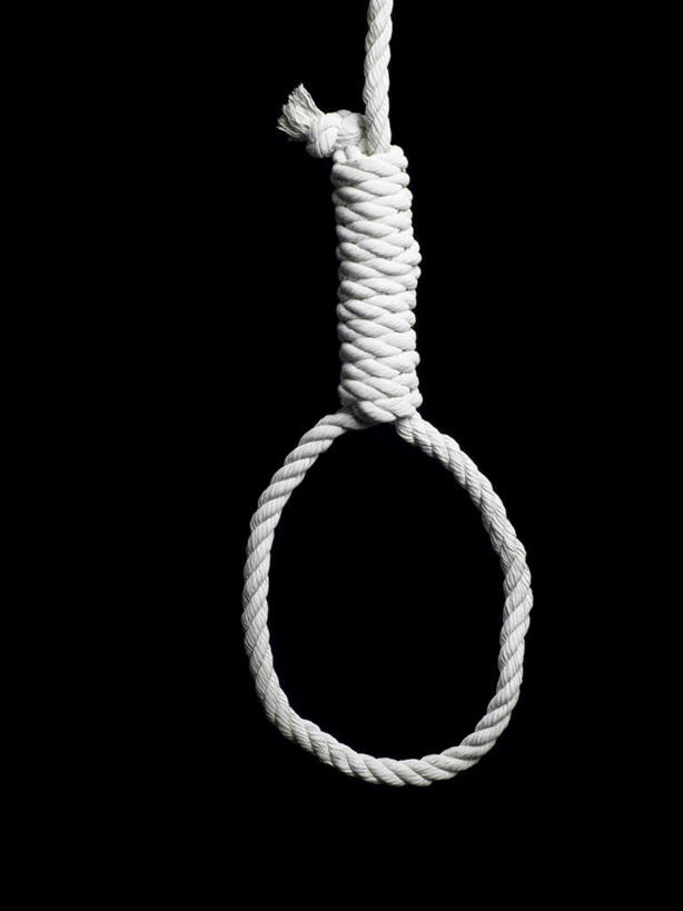 无人,竖图,黑白,室内,特写,白天,正面,静物,黑色背景,圆形,绳子,摄影,影棚,绳索,自杀,极刑,死刑,影棚拍摄,拍摄