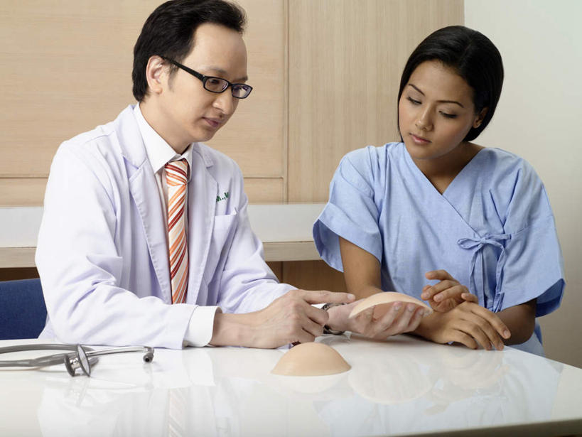 东方人,两个人,医生,病人,坐,说,横图,室内,白天,正面,讨论,桌面,桌子,亚洲,握,木制,眼镜,领带,拿,拿着,注视,黄种人,木制品,观察,看,医护人员,医疗人员,握着,观看,察看,硅胶,象征,庄重,白大褂,关注,身份,近视眼镜,病号服,正式,地位,交流,男人,男性,年轻女性,女人,女性,中年男性,亚洲人,大夫,患者,就医者,沟通,讲话,交谈,商讨,说话,谈话,坐着,半身,彩图