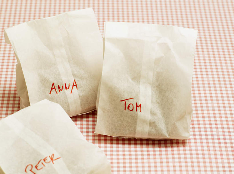 盒饭,无人,横图,俯视,室内,特写,白天,桌面,桌子,袋子,礼物,阴影,反射,木制,英文,包装袋,便当,标志,布料,文字,影子,纸袋,字符,字母,布纹,标识,桌布,餐巾,木制品,台布,便捷,礼品,英文字母,便利,礼品袋,快捷,弁当,彩图,高角度拍摄