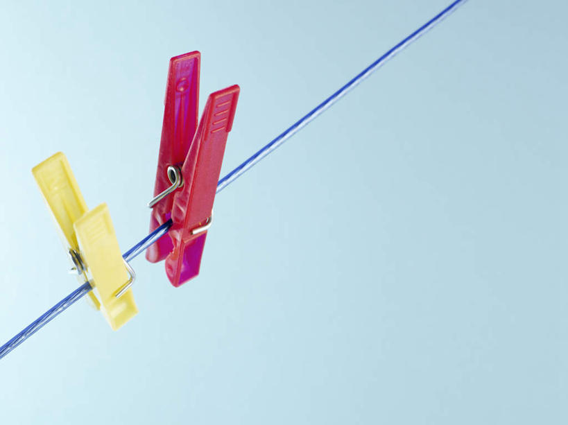 无人,横图,俯视,室内,特写,白天,静物,吊挂,悬挂,蓝色背景,塑料,挂,两个,黄色,红色,夹子,晾衣绳,绳子,塑料制品,摄影,影棚,衣夹,彩图,高角度拍摄,影棚拍摄,拍摄