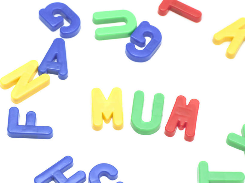 无人,横图,俯视,彩色,室内,白天,桌面,桌子,木制,标志,文字,字符,字母,凌乱,标识,木制品,五颜六色,色彩斑斓,混乱,五彩缤纷,五彩斑斓,纷乱,缭乱,庞杂,五光十色,彩图,高角度拍摄