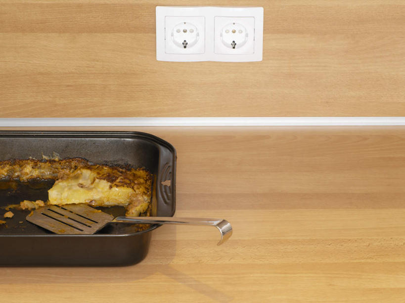 无人,横图,俯视,室内,特写,白天,烹饪,西餐,地板,金属制品,金属,电器,墙,料理,食品,插座,地面,菜肴,美食,木地板,墙壁,墙面,食物,容器,西式,佳肴,储藏,铁盒,家用电器,储存,插线板,拖线板,电源转换器,排插,彩图,高角度拍摄,贮存