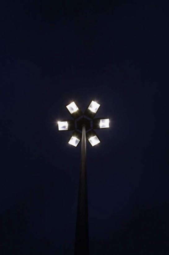 无人,竖图,室外,特写,夜晚,仰视,路灯,静物,照明,阴影,光线,影子,灯光,灯,照亮,照明设备,一盏,彩图,低角度拍摄