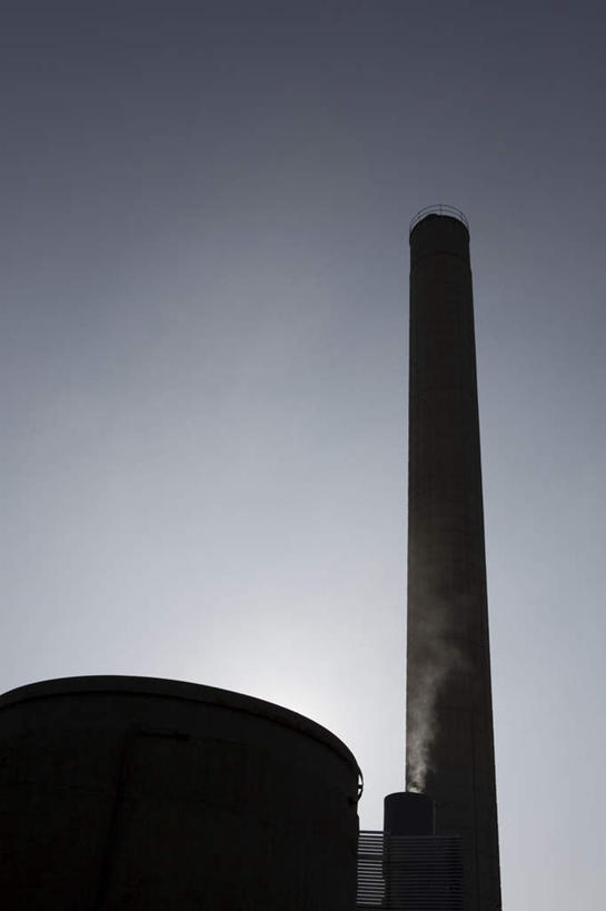 无人,工厂,竖图,室外,白天,仰视,烟囱,阴影,光线,影子,背光,蓝色,蓝天,天空,阳光,天,晴朗,污染,逆光,万里无云,传染,晴空,晴空万里,彩图,低角度拍摄,工地,制造厂