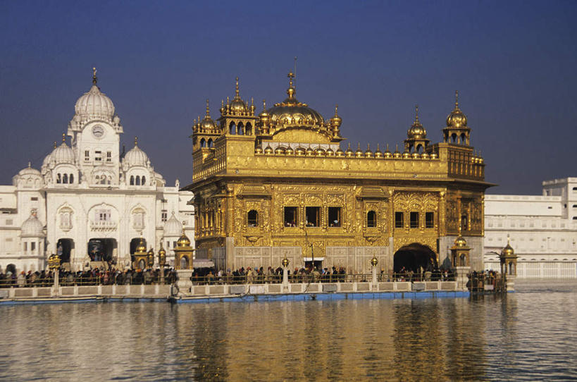 无人,寺庙,横图,室外,白天,仰视,旅游,度假,湖,湖泊,名胜古迹,水,标志建筑,地标,建筑,印度,亚洲,波纹,节日,遗迹,湖面,水流,水面,建筑群,涟漪,古迹,文化,文物,娱乐,建设,古建筑,蓝色,蓝天,水纹,天空,庙宇,波浪,湖水,天,祈祷,享受,休闲,健康,旅游胜地,放松,许愿,宗教,佛教,信仰,晴朗,纪念,祈求,波光粼粼,南亚,古文明,万里无云,印度共和国,水晕,释教,旁遮普,旁遮普邦,阿姆利则,金庙,平安,晴空,晴空万里,彩图,低角度拍摄,庙,寺