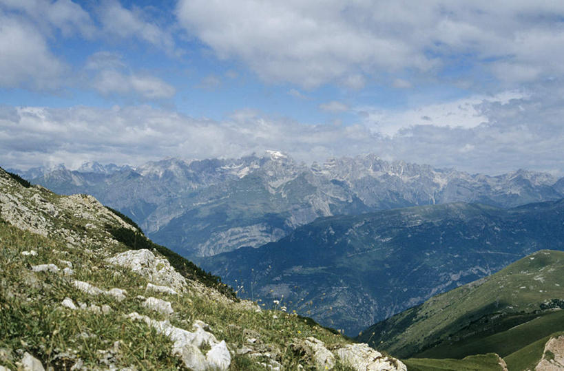 无人,横图,俯视,航拍,室外,白天,旅游,度假,美景,森林,山,山脉,树林,植物,意大利,欧洲,阴影,高大,光线,纹路,纹理,影子,景观,山峰,云,云朵,山峦,宏伟,云彩,娱乐,树,树木,蓝色,绿色,白云,蓝天,天空,阳光,自然,群山,天,享受,休闲,景色,放松,生长,晴朗,成长,雄伟,鸟瞰,南欧,自然风光,多洛米蒂山,意大利共和国,肌理,晴空,彩图,高角度拍摄