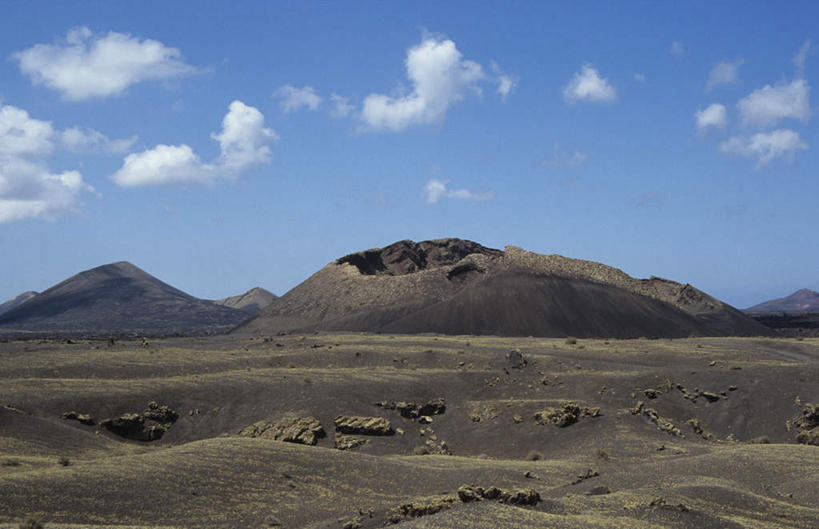 无人,横图,室外,白天,正面,旅游,度假,火山,美景,山,山脉,植物,西班牙,欧洲,阴影,枯萎,光线,纹路,纹理,影子,景观,山峰,云,云朵,枯草,山峦,云彩,娱乐,草,黄色,蓝色,白云,蓝天,天空,阳光,自然,群山,天,享受,休闲,景色,放松,晴朗,加纳利群岛,南欧,自然风光,加那利群岛,肌理,西班牙王国,兰萨罗特岛,活火山,死火山,休眠火山,晴空,彩图