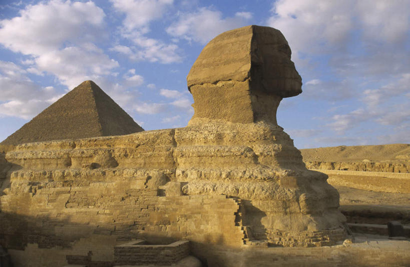 无人,横图,室外,白天,正面,旅游,度假,名胜古迹,地标,雕塑,非洲,埃及,阴影,遗迹,艺术,装饰,光线,雕刻,雕像,三角形,影子,云,云朵,云彩,古迹,历史,文物,娱乐,古建筑,蓝色,白云,蓝天,天空,阳光,工艺品,天,享受,休闲,旅游胜地,金字塔,放松,晴朗,纪念,美术,陵墓,古埃及,狮身人面像,主题,陈列,古文明,北非,古代七大奇迹,阿拉伯埃及共和国,金字塔之国,棉花之国,方锥形,功能,美学,阿非利加洲,斯芬克斯,晴空,彩图,标志性建筑