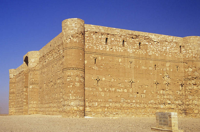 无人,横图,室外,白天,仰视,旅游,度假,石头,名胜古迹,标志建筑,地标,建筑,约旦,亚洲,阴影,遗迹,光线,石子,影子,堡垒,城堡,墙,古迹,文物,娱乐,建设,古建筑,墙壁,墙面,蓝色,蓝天,天空,阳光,天,享受,休闲,旅游胜地,放松,晴朗,要塞,西亚,古文明,万里无云,约旦哈希姆王国,设防,石块,晴空,晴空万里,彩图,低角度拍摄