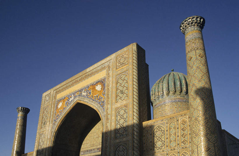 无人,横图,室外,白天,仰视,旅游,度假,名胜古迹,标志建筑,地标,建筑,乌兹别克斯坦,亚洲,阴影,花纹,节日,遗迹,装饰,光线,影子,墙,古迹,文化,文物,娱乐,建设,古建筑,墙壁,墙面,蓝色,蓝天,天空,阳光,天,祈祷,享受,休闲,健康,旅游胜地,放松,许愿,宗教,信仰,晴朗,纪念,华丽,修饰,祈求,点缀,伊斯兰教,中亚,清真寺,古文明,万里无云,首府,衬托,美观,雅致,雅观,乌兹别克斯坦共和国,撒马尔罕,雷吉斯坦广场,撒马尔罕州,平安,晴空,晴空万里,彩图,低角度拍摄