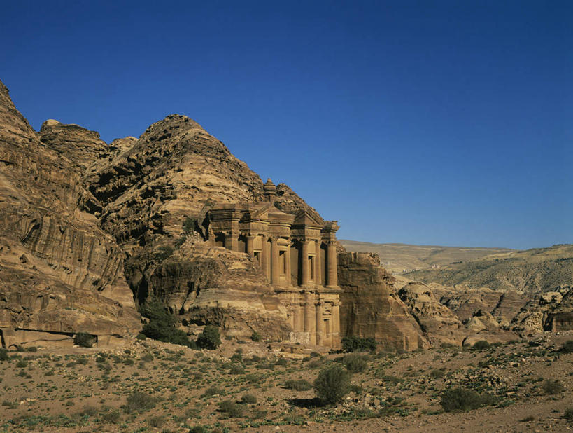 无人,横图,室外,白天,仰视,旅游,度假,石头,名胜古迹,标志建筑,地标,建筑,约旦,亚洲,阴影,遗迹,光线,石子,影子,柱子,墙,古城,古迹,文物,娱乐,建设,古建筑,废墟,墙壁,墙面,蓝色,蓝天,天空,阳光,天,享受,休闲,旅游胜地,放松,晴朗,西亚,修建,古文明,万里无云,佩特拉,修筑,佩特拉城,佩特拉古城,佩特拉遗址,约旦哈希姆王国,石块,晴空,晴空万里,彩图,低角度拍摄