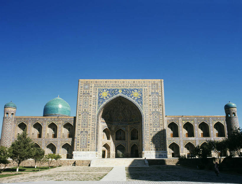 无人,横图,室外,白天,仰视,旅游,度假,名胜古迹,植物,标志建筑,地标,建筑,乌兹别克斯坦,亚洲,阴影,花纹,节日,遗迹,装饰,光线,影子,墙,古迹,文化,文物,娱乐,建设,古建筑,墙壁,墙面,树,树木,蓝色,绿色,蓝天,天空,阳光,自然,天,祈祷,享受,休闲,健康,旅游胜地,放松,许愿,宗教,信仰,生长,晴朗,成长,纪念,华丽,修饰,祈求,点缀,伊斯兰教,中亚,清真寺,古文明,万里无云,首府,衬托,美观,雅致,雅观,乌兹别克斯坦共和国,撒马尔罕,雷吉斯坦广场,撒马尔罕州,平安,晴空,晴空万里,彩图,低角度拍摄