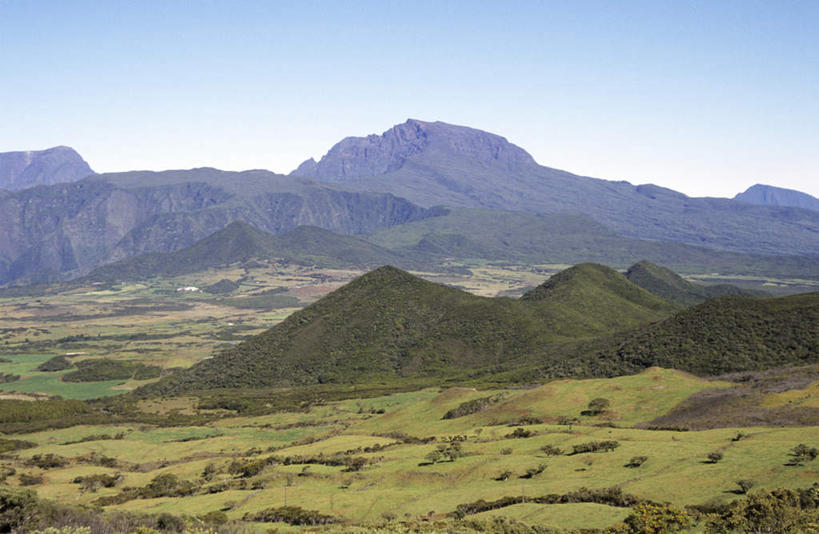 无人,农场,横图,室外,白天,正面,旅游,度假,畜牧业,牧场,草地,草坪,火山,石头,美景,山,山脉,植物,法国,欧洲,阴影,光线,石子,影子,景观,山顶,山峰,山峦,娱乐,草,蓝色,绿色,蓝天,天空,阳光,自然,群山,天,享受,休闲,景色,放松,晴朗,自然风光,沉积岩,畜牧,万里无云,法兰西共和国,牧业,法兰西第五共和国,颠峰,极峰,留尼汪,留尼汪岛,水成岩,活火山,石块,死火山,休眠火山,岩石,晴空,晴空万里,彩图