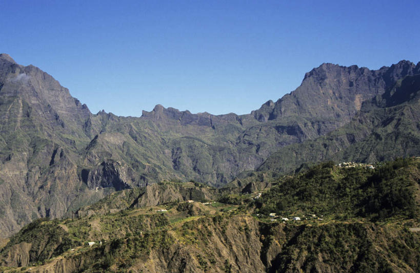 无人,横图,室外,白天,正面,旅游,度假,草地,草坪,火山,石头,美景,山,山脉,植物,法国,欧洲,阴影,光线,石子,影子,景观,山顶,山峰,山峦,娱乐,草,蓝色,绿色,蓝天,天空,阳光,自然,群山,天,享受,休闲,景色,放松,晴朗,自然风光,沉积岩,万里无云,法兰西共和国,法兰西第五共和国,颠峰,极峰,留尼汪,留尼汪岛,水成岩,活火山,石块,死火山,休眠火山,岩石,晴空,晴空万里,彩图