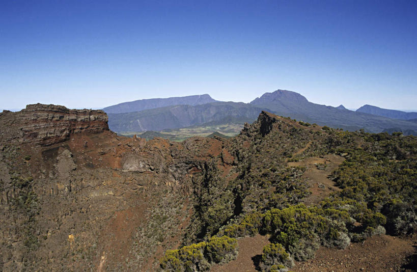 无人,横图,室外,白天,正面,旅游,度假,草地,草坪,火山,石头,美景,植物,法国,欧洲,阴影,光线,石子,影子,景观,山顶,娱乐,草,蓝色,绿色,蓝天,天空,阳光,自然,天,享受,休闲,景色,放松,晴朗,自然风光,沉积岩,万里无云,法兰西共和国,法兰西第五共和国,颠峰,极峰,留尼汪,留尼汪岛,水成岩,活火山,石块,死火山,休眠火山,岩石,晴空,晴空万里,彩图