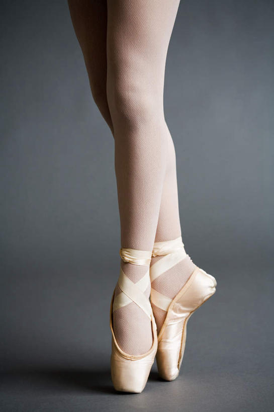 西方人,腿部,腿,一个人,竖图,室内,特写,白天,正面,跳舞,芭蕾,鞋子,欧洲,欧洲人,仅一个年轻女性,仅一个女性,仅一个人,阴影,灰色背景,反射,影子,摄影,影棚,舞鞋,芭蕾舞鞋,舞姿,芭蕾鞋,足尖鞋,芭蕾舞,年轻女性,女人,女性,白种人,半身,彩图,影棚拍摄,拍摄,舞蹈