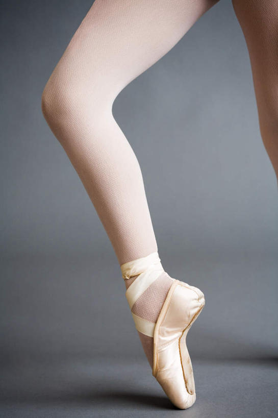 西方人,腿部,腿,一个人,竖图,室内,特写,白天,正面,跳舞,芭蕾,鞋子,欧洲,欧洲人,仅一个年轻女性,仅一个女性,仅一个人,阴影,灰色背景,反射,影子,摄影,影棚,舞鞋,芭蕾舞鞋,舞姿,芭蕾鞋,足尖鞋,芭蕾舞,年轻女性,女人,女性,白种人,半身,彩图,影棚拍摄,拍摄,舞蹈