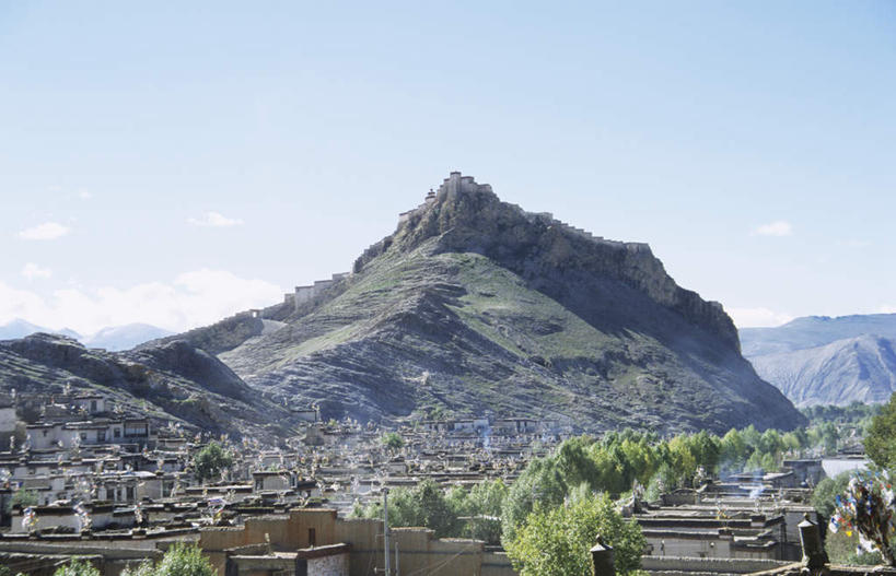 无人,横图,室外,白天,正面,旅游,度假,山,山脉,植物,标志建筑,地标,建筑,中国,亚洲,阴影,节日,光线,影子,山峰,云,云朵,山峦,云彩,文化,娱乐,建设,西藏,树,树木,蓝色,绿色,白云,蓝天,天空,阳光,自然,群山,天,祈祷,享受,休闲,健康,旅游胜地,放松,许愿,宗教,信仰,生长,晴朗,成长,纪念,祈求,基督教,天主教,修道院,藏,信念,东亚,西藏自治区,日喀则,日喀则市,中华人民共和国,西南地区,江孜,江孜县,神学院,修院,隐修院,平安,晴空,彩图