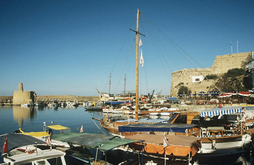 无人,家,码头,横图,室外,白天,仰视,海浪,海洋,植物,港口,船,塞浦路斯,亚洲,许多,房屋,屋子,浪花,公寓,木船,洋房,楼房,住宅,树,树木,蓝色,绿色,蓝天,天空,自然,海水,交通工具,天,生长,晴朗,成长,舟,载具,西亚,海景,万里无云,塞浦路斯共和国,大海,风浪,海,海水的波动,近岸浪,涌浪,晴空,晴空万里,彩图,低角度拍摄,房子,摆渡口,埠头,渡口,渡头,港湾,海港,货运码头,口岸,商港