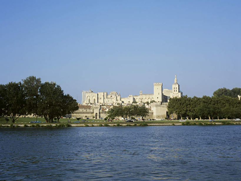 无人,宫殿,横图,室外,白天,正面,旅游,度假,河流,名胜古迹,树林,水,植物,标志建筑,地标,建筑,法国,欧洲,遗迹,堡垒,城堡,河水,水流,古迹,文物,娱乐,建设,古建筑,树,树木,蓝色,绿色,蓝天,天空,自然,天,享受,休闲,旅游胜地,放松,生长,晴朗,成长,哥特式,沃克吕兹省,要塞,古文明,阿维尼翁,万里无云,法兰西共和国,法兰西第五共和国,普罗旺斯.阿尔卑斯.蓝色海岸,教皇宫,设防,晴空,晴空万里,彩图,皇宫