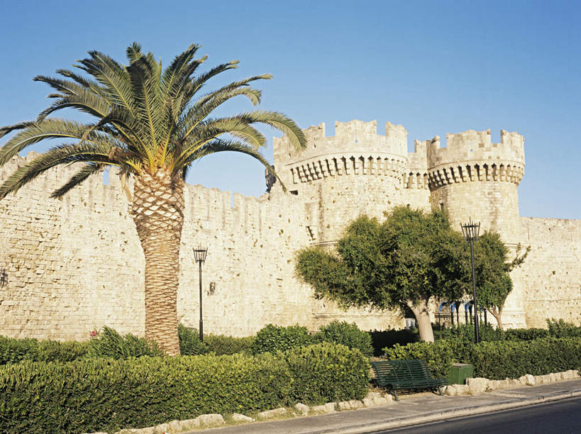 无人,横图,室外,白天,仰视,旅游,度假,名胜古迹,植物,标志建筑,地标,建筑,棕榈树,叶子,希腊,欧洲,遗迹,堡垒,城堡,绿叶,古迹,文物,娱乐,建设,古建筑,树,树木,蓝色,绿色,蓝天,天空,自然,天,享受,休闲,嫩叶,旅游胜地,放松,生长,晴朗,成长,要塞,古文明,棕榈叶,希腊共和国,万里无云,设防,罗得斯岛,叶,叶片,晴空,晴空万里,彩图,低角度拍摄