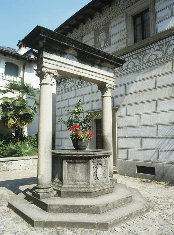 无人,家,竖图,室外,白天,仰视,度假,草地,草坪,美景,植物,城市风光,城市,意大利,欧洲,盛开,盆栽,房屋,水井,屋子,景观,公寓,盆景,花蕾,娱乐,洋房,楼房,住宅,草,花,花瓣,花朵,鲜花,树,树木,蓝色,绿色,蓝天,天空,自然,天,花苞,花蕊,享受,休闲,景色,放松,井,生长,晴朗,成长,南欧,万里无云,意大利共和国,晴空,晴空万里,彩图,低角度拍摄,房子