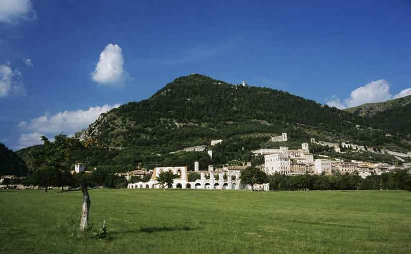 无人,横图,室外,白天,正面,旅游,度假,草地,草坪,名胜古迹,森林,山,山脉,植物,标志建筑,地标,建筑,意大利,欧洲,阴影,遗迹,光线,影子,堡垒,城堡,山峰,云,云朵,山峦,云彩,古迹,文物,娱乐,建设,古建筑,废墟,草,树,树木,蓝色,绿色,白云,蓝天,天空,阳光,自然,群山,天,享受,休闲,旅游胜地,放松,生长,晴朗,成长,要塞,南欧,古文明,意大利共和国,翁布里亚,翁布里亚大区,设防,古比奥,晴空,彩图