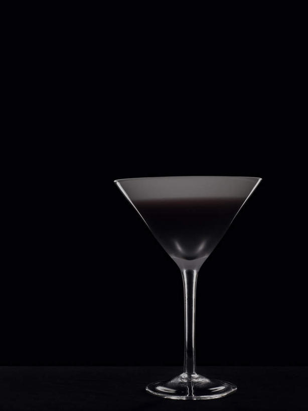 无人,竖图,室内,特写,白天,正面,静物,杯子,阴影,黑色背景,反射,高脚杯,液体,影子,玻璃制品,一个,酒杯,摄影,影棚,单个,鸡尾酒杯,玻璃杯,彩图,影棚拍摄,拍摄