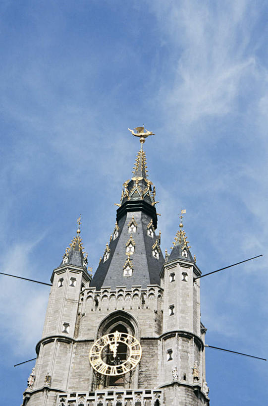 无人,竖图,室外,白天,仰视,旅游,度假,标志建筑,地标,建筑,比利时,欧洲,阴影,时间,光线,时钟,影子,云,云朵,计时,云彩,娱乐,建设,蓝色,白云,蓝天,天空,阳光,钟表,天,享受,休闲,表,旅游胜地,放松,晴朗,西欧,塔钟,比利时王国,法兰德斯,法兰德斯大区,法兰德斯地区,钟,晴空,彩图,低角度拍摄