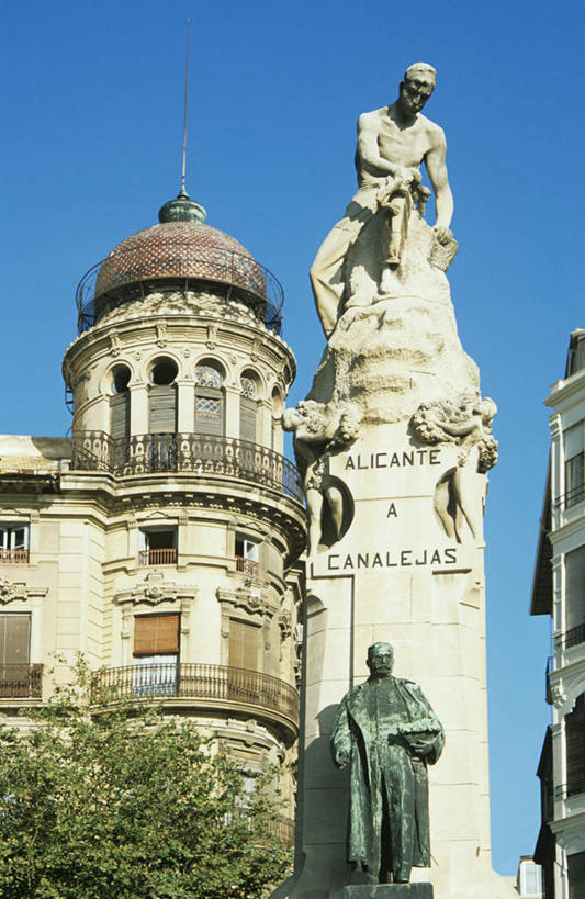 无人,家,竖图,室外,白天,仰视,度假,美景,植物,窗户,城市风光,城市,雕塑,西班牙,欧洲,阴影,艺术,装饰,光线,雕刻,雕像,影子,房屋,屋子,景观,娱乐,楼房,玻璃窗,住宅,树,树木,蓝色,绿色,蓝天,天空,阳光,自然,工艺品,天,享受,休闲,景色,放松,生长,晴朗,成长,纪念,美术,南欧,主题,陈列,万里无云,西班牙王国,功能,美学,阿利坎特,阿利坎特省,晴空,晴空万里,彩图,低角度拍摄,全身,房子