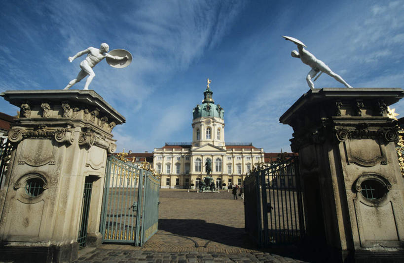 无人,宫殿,栏杆,横图,室外,白天,仰视,旅游,度假,门,标志建筑,地标,建筑,雕塑,德国,欧洲,阴影,艺术,装饰,光线,雕刻,雕像,影子,云,云朵,围栏,首都,云彩,娱乐,建设,护栏,柏林,蓝色,白云,蓝天,天空,阳光,工艺品,门框,天,享受,休闲,旅游胜地,放松,晴朗,纪念,美术,西欧,主题,陈列,德意志联邦共和国,功能,美学,柏林州,夏洛腾堡宫,夏洛滕堡宫,晴空,彩图,低角度拍摄