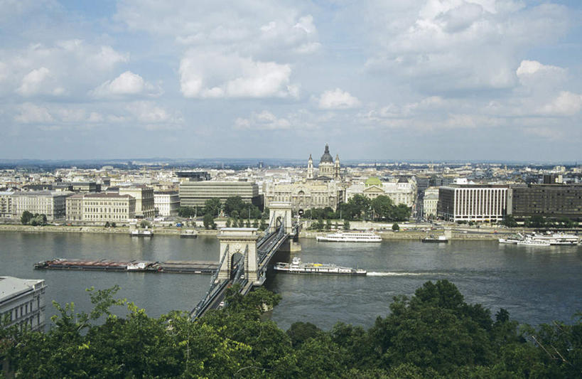 无人,家,横图,俯视,航拍,室外,白天,度假,草地,草坪,美景,植物,城市风光,城市,轮船,船,欧洲,匈牙利,一艘,阴影,波纹,飞溅,溅,光线,液体,影子,房屋,屋子,景观,水滴,云,云朵,首都,云彩,娱乐,楼房,住宅,水珠,草,树,树木,蓝色,绿色,白云,蓝天,水纹,天空,阳光,自然,船尾波,交通工具,波浪,天,享受,休闲,景色,放松,生长,晴朗,成长,布达佩斯,鸟瞰,喷洒,载具,中欧,匈牙利共和国,链子桥,晴空,彩图,高角度拍摄,房子