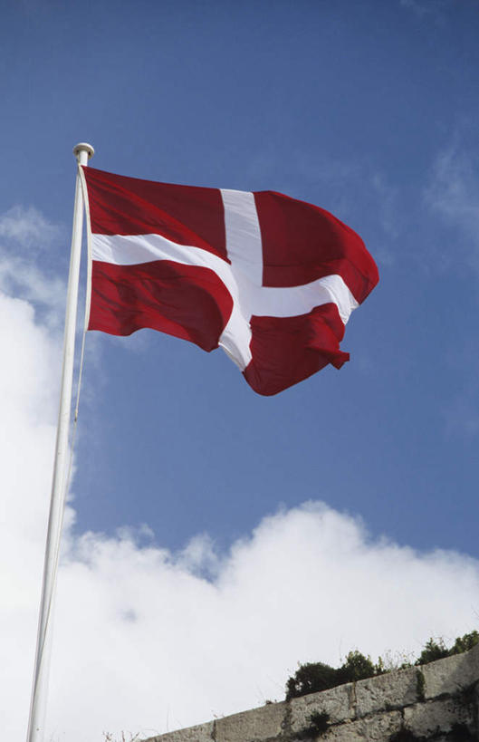 无人,竖图,室外,白天,仰视,度假,美景,城市风光,城市,旗帜,国旗,欧洲,马耳他,阴影,飘扬,光线,影子,景观,云,云朵,云彩,娱乐,蓝色,白云,蓝天,天空,阳光,天,享受,休闲,景色,放松,晴朗,飘逸,飞扬,马耳他共和国,旗,晴空,彩图,低角度拍摄