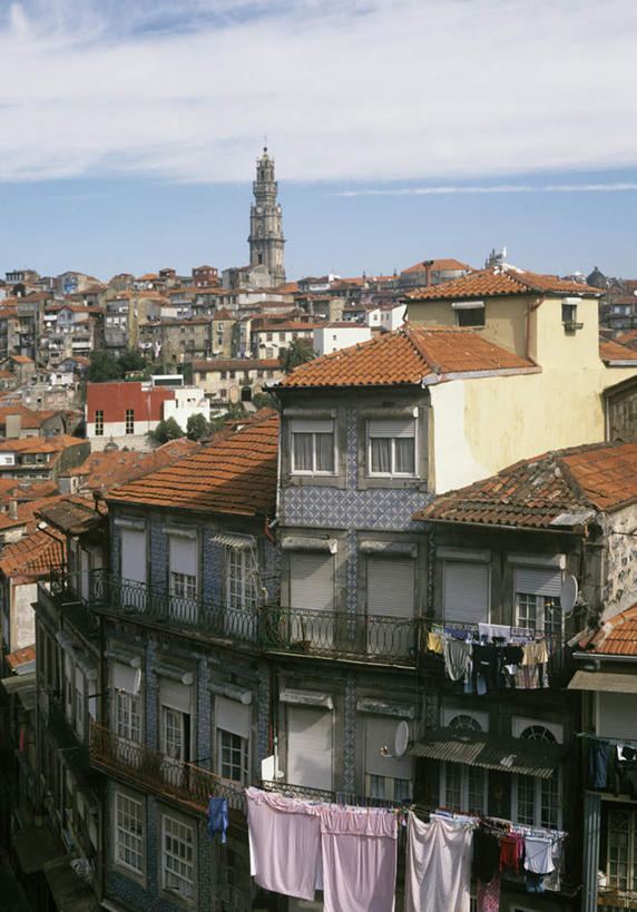 无人,竖图,俯视,室外,白天,度假,美景,城市风光,城市,建筑,衣架,葡萄牙,欧洲,吊挂,悬挂,服装,时间,时钟,瓦片,屋顶,景观,挂,计时,顶棚,瓦,娱乐,波尔图,衣服,钟表,享受,休闲,表,景色,放松,建造,服饰,衣着,穿着,南欧,屋瓦,塔钟,衣饰,葡萄牙共和国,挂衣架,晾衣架,钟,彩图,高角度拍摄