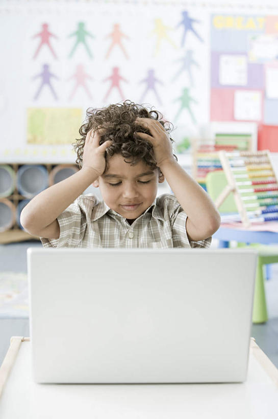 西方人,儿童,一个人,学校,坐,竖图,室内,白天,正面,纯洁,算盘,电脑,笔记本电脑,桌子,欧洲,欧洲人,仅一个男性,仅一个人,服装,古老,朦胧,模糊,计算,科学,网络,墙,办公用品,注视,休闲装,文化,通讯设备,书桌,传统,校园,墙壁,墙面,小孩,衣服,课桌,观察,看,仅一个小孩,休闲,教室,休闲服,可爱,童年,童趣,理财,财务,服饰,观看,懊恼,一台,烦恼,察看,无线,关注,数学,通信设备,无线网络,无线上网,便携式电脑,童真,烂漫,无邪,天真,珠算,手提电脑,男孩,男人,男性,白种人,孩子,坐着,半身,彩图,男生