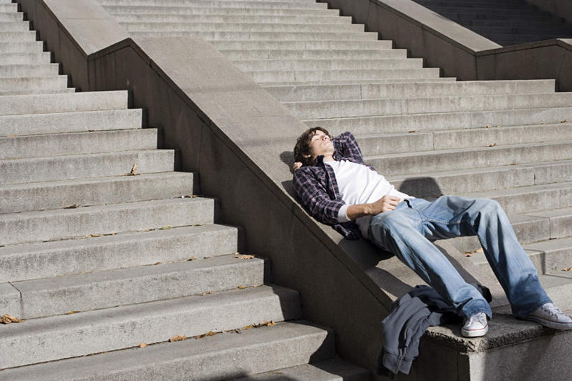 西方人,一个人,栏杆,躺,横图,俯视,室外,白天,楼梯,欧洲,欧洲人,仅一个男性,仅一个人,抱头,阴影,服装,朦胧,模糊,反射,扶手,影子,阶梯,注视,休闲装,护栏,台阶,仅一个年轻男性,衣服,观察,看,休息,休闲,休闲服,服饰,观看,察看,关注,歇息,捧首,捧头,苏息,卧着,男人,男性,年轻男性,白种人,躺着,卧,彩图,高角度拍摄,全身