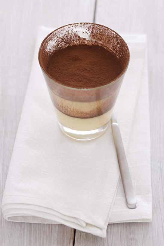 点心,无人,竖图,俯视,室内,特写,白天,白色背景,桌面,桌子,杯子,花纹,木制,布,图案,勺子,食品,甜点,甜品,布纹,慕斯蛋糕,玻璃制品,食物,一个,木制品,水杯,调羹,汤匙,甜食,零食,摄影,影棚,单个,慕斯,布匹,玻璃杯,彩图,高角度拍摄,影棚拍摄,拍摄