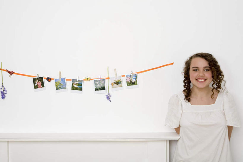 西方人,一个人,站,笑,微笑,露齿笑,横图,照片,室内,白天,正面,欧洲,欧洲人,仅一个年轻女性,仅一个女性,仅一个人,一排,吊挂,悬挂,服装,整齐,墙,挂,注视,休闲装,墙壁,墙面,排列,衣服,夹子,绳子,观察,看,站着,休闲,休闲服,摄影,服饰,观看,绳索,察看,队列,关注,食品夹,食物夹,面包夹,意粉夹,年轻女性,女人,女性,白种人,相片,站立,半身,彩图,拍摄,照相